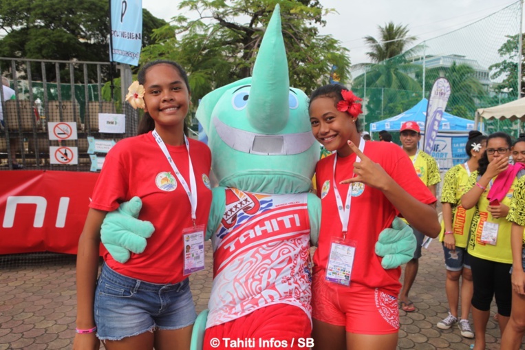 Nos filles U18 avec la mascotte "Haura" Nos filles U18 avec la mascotte "Haura"