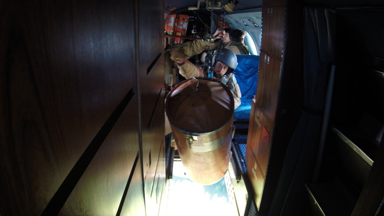 Une trappe est aménagée sur la carlingue du Gardian pour réaliser ce type de missions. Une trappe est aménagée sur la carlingue du Gardian pour réaliser ce type de missions.