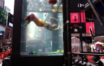 Climat: des artistes nagent dans un aquarium géant à Times Square