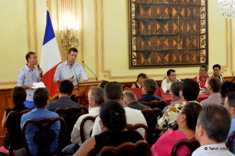 Le Président et son vice-président ont attentivement écouté les restitutions des ateliers Le Président et son vice-président ont attentivement écouté les restitutions des ateliers