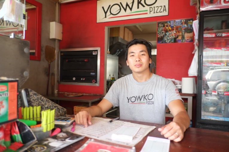 "Ce que j’aime dans le commerce c’est la relation que l’on peut créer avec ses clients", se réjouit Yann, associé avec son frère dans l’entreprise Yowko Pizza.
