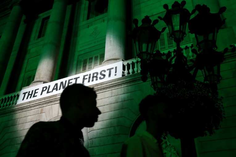 photo AFP de la mairie de Barcelone protestant contre le retrait américain de l'accord de Paris photo AFP de la mairie de Barcelone protestant contre le retrait américain de l'accord de Paris