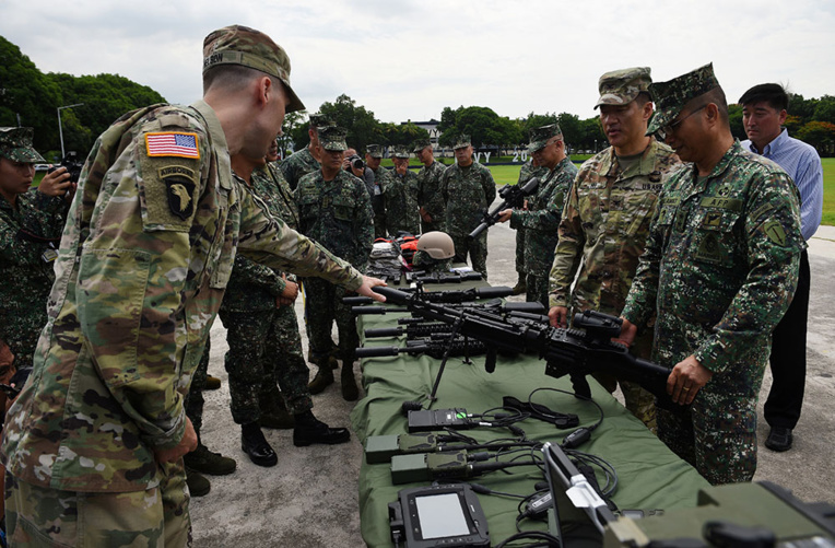 Contreterrorisme: Washington donne des armes à Manille