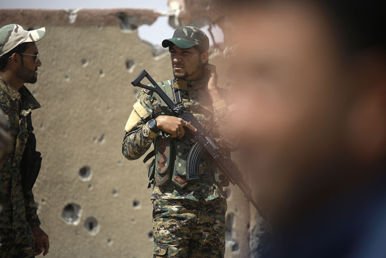 Une force appuyée par Washington entre dans Raqa, fief de l'EI en Syrie Une force appuyée par Washington entre dans Raqa, fief de l'EI en Syrie