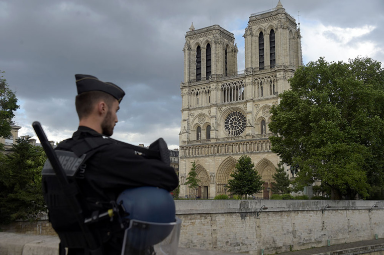 Un policier attaqué au marteau sur le parvis de Notre-Dame à Paris par un jihadiste
