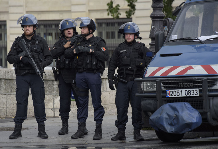 Attaque devant Notre-Dame: le profil de l'étudiant algérien au coeur de l'enquête Attaque devant Notre-Dame: le profil de l'étudiant algérien au coeur de l'enquête