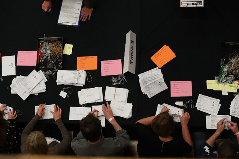 GB: la livre déstabilisée par le camouflet infligé aux conservateurs GB: la livre déstabilisée par le camouflet infligé aux conservateurs