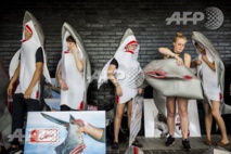 Des militants en requins à Hong Kong pour protester contre la consommation d'ailerons