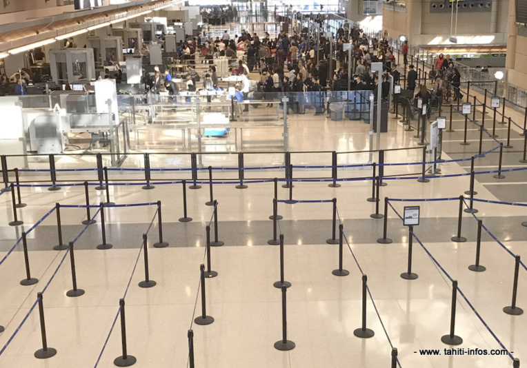 Le groupe de jeunes a passé une nuit à l'aéroport avant d'être pris en charge par Air France. Le groupe de jeunes a passé une nuit à l'aéroport avant d'être pris en charge par Air France.