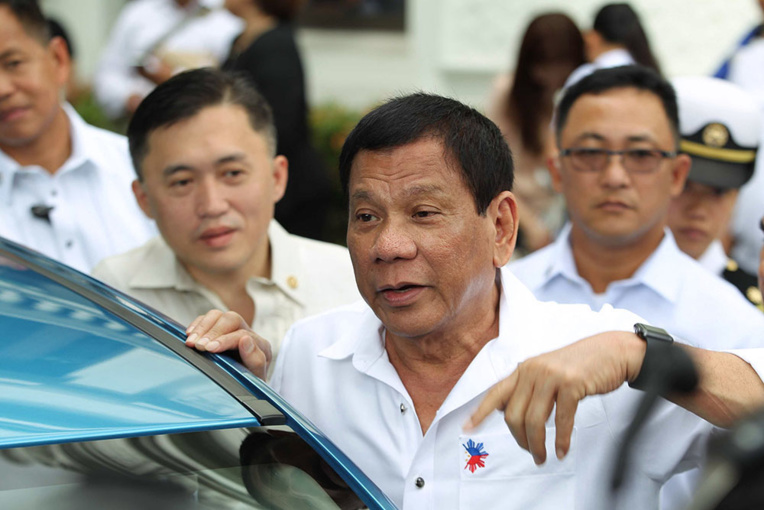 Philippines: M. Duterte se repose au moment où Marawi brûle