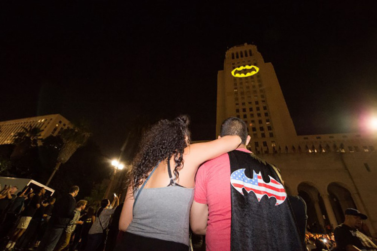 Décès Adam West: un faisceau lumineux "Batman" sur la mairie de Los Angeles Décès Adam West: un faisceau lumineux "Batman" sur la mairie de Los Angeles