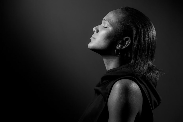 Mots relatifs à la lumière ou à l'obscurité nous font ouvrir les yeux différemment Mots relatifs à la lumière ou à l'obscurité nous font ouvrir les yeux différemment