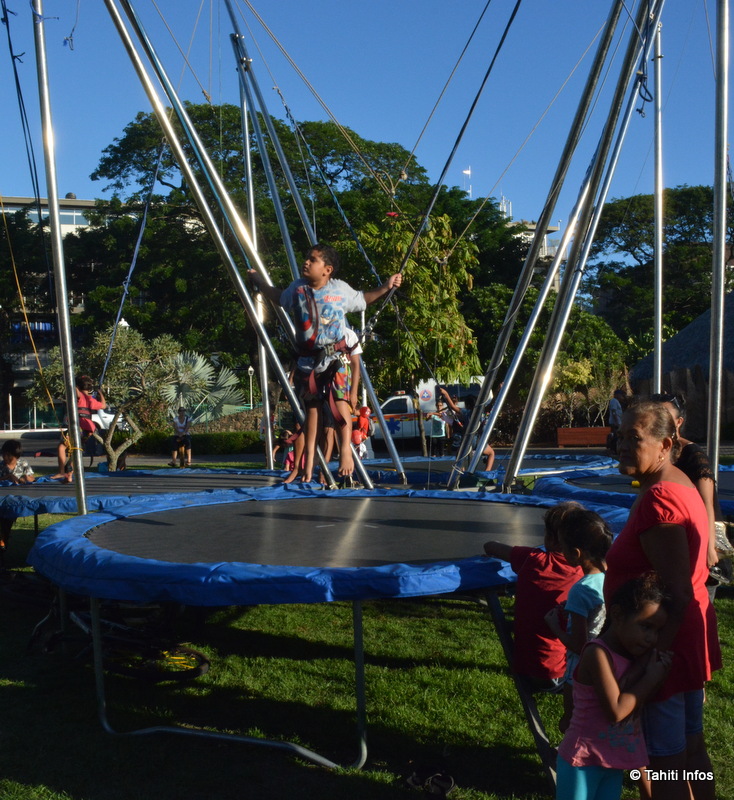 Les trampolines ont attiré une foule d'enfants aventureux.