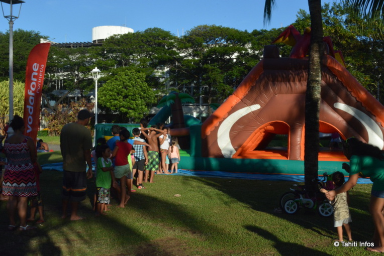 Les deux châteaux gonflables étaient une alternative populaire aux trampolines pour les plus petits. Les deux châteaux gonflables étaient une alternative populaire aux trampolines pour les plus petits.