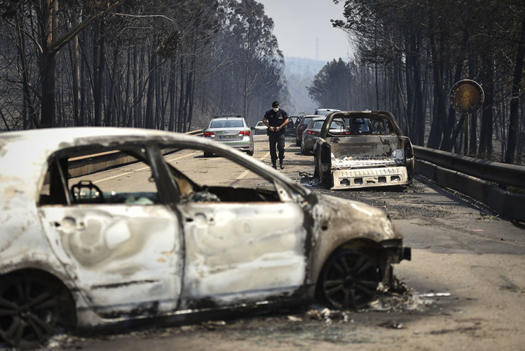 Le Portugal, en deuil, dans une lutte acharnée contre des feux de forêt massifs Le Portugal, en deuil, dans une lutte acharnée contre des feux de forêt massifs