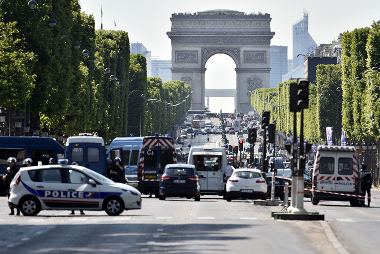 Champs-Elysées: une voiture percute un fourgon de la gendarmerie, enquête antiterroriste