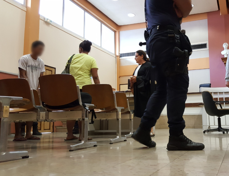 Mataiea: Il avait tenté d'enlever une fillette de 13 ans, un jeune agriculteur interpellé Mataiea: Il avait tenté d'enlever une fillette de 13 ans, un jeune agriculteur interpellé