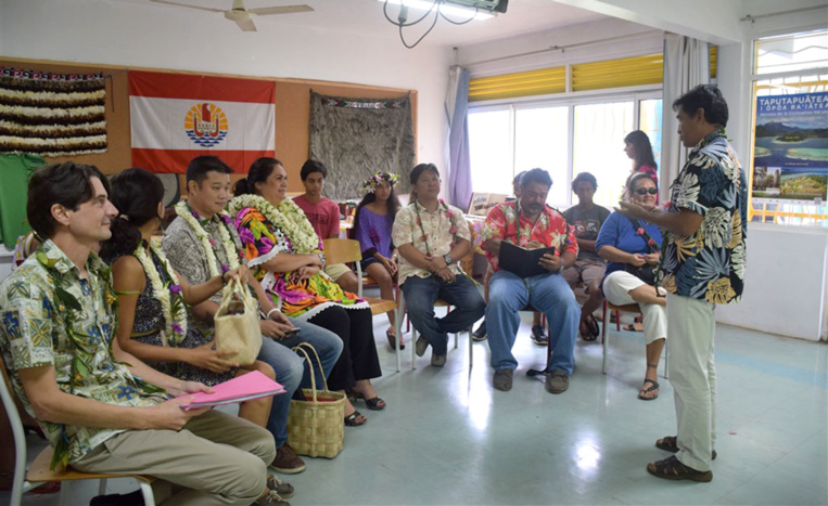 Nicole Bouteau rencontre les classes "patrimoine" de Raiatea Nicole Bouteau rencontre les classes "patrimoine" de Raiatea