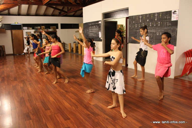 Les vahine ont cours de ori tahiti le mercredi et le vendredi après-midi. Les vahine ont cours de ori tahiti le mercredi et le vendredi après-midi.