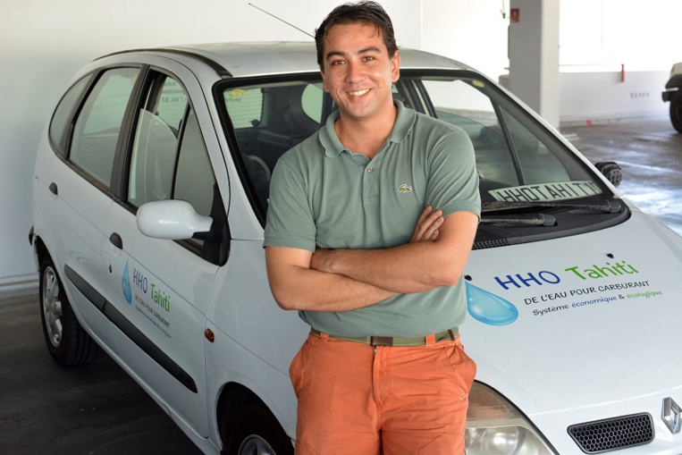 Ludovic Belin avec la voiture de sa jeune société HHO Ludovic Belin avec la voiture de sa jeune société HHO