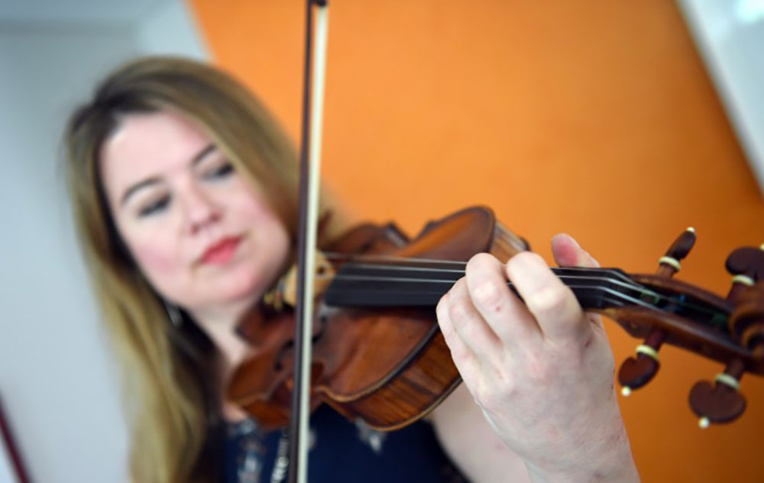 Une violoniste évoque en musique les essais nucléaires britanniques en Australie Une violoniste évoque en musique les essais nucléaires britanniques en Australie