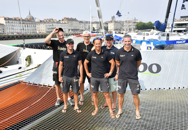 Le Tahitien Billy Besson (2e gauche) avec l'équipage de Sodebo, dirigé par Thomas Coville.