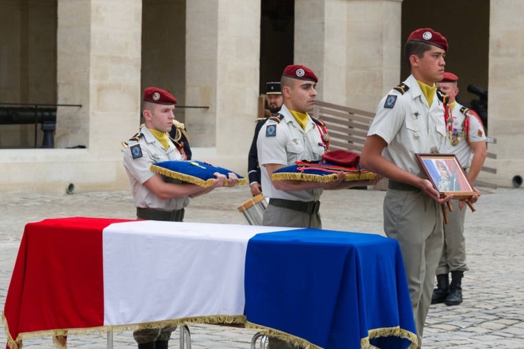 La première cérémonie s'est déroulée ce lundi à Paris dans l'intimité de la cour de l'Hôtel des Invalides en présence de sa famille et des frères d'armes de son régiment (Crédit : armée de Terre 2017)