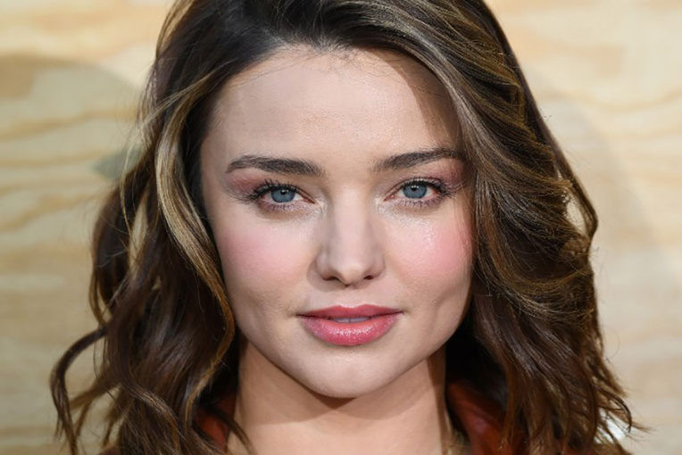 Miranda Kerr rend des bijoux liés à un scandale de corruption en Malaisie Miranda Kerr rend des bijoux liés à un scandale de corruption en Malaisie