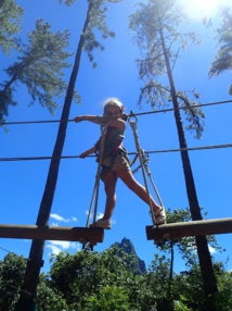 Le parcours d'accrobranche est accessible dès 3 ans au Tiki Parc Moorea. Le parcours d'accrobranche est accessible dès 3 ans au Tiki Parc Moorea.