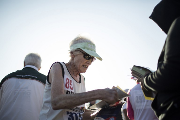 En Afrique du Sud, une grand-mère marathonienne de 85 ans affole les chronos En Afrique du Sud, une grand-mère marathonienne de 85 ans affole les chronos