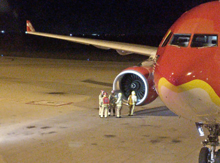 Un vol d'AirAsia se pose en Australie après avoir probablement percuté un oiseau Un vol d'AirAsia se pose en Australie après avoir probablement percuté un oiseau