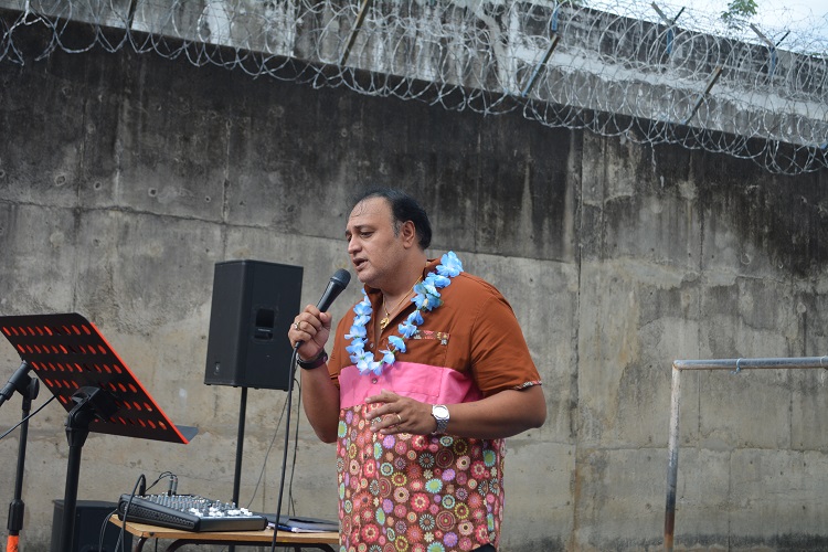 Rocky Gobrait chante pour les détenus de Nuutania