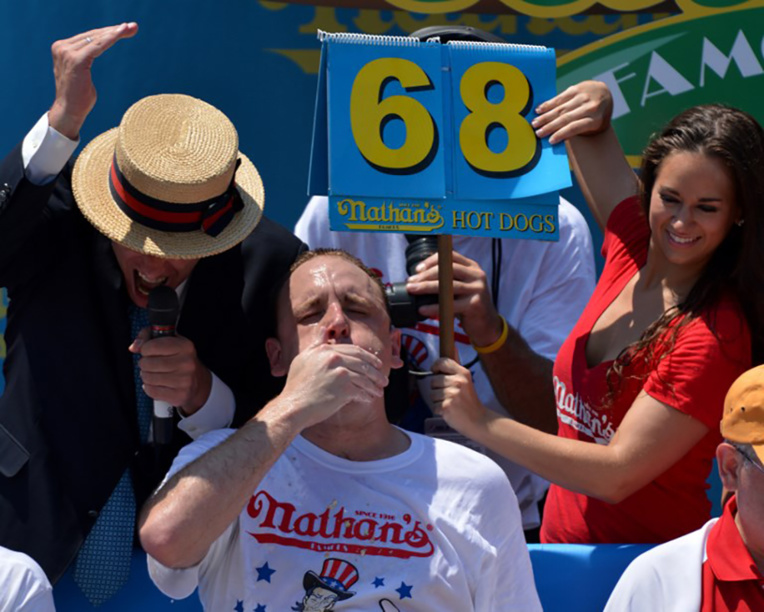 72 hot-dogs en 10 mn: "un gars qui aime manger" devient légende 72 hot-dogs en 10 mn: "un gars qui aime manger" devient légende