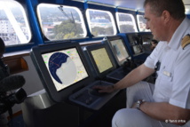 Le capitaine du Paul Gauguin, Davor Ljutic, avec son nouveau système de navigation Le capitaine du Paul Gauguin, Davor Ljutic, avec son nouveau système de navigation