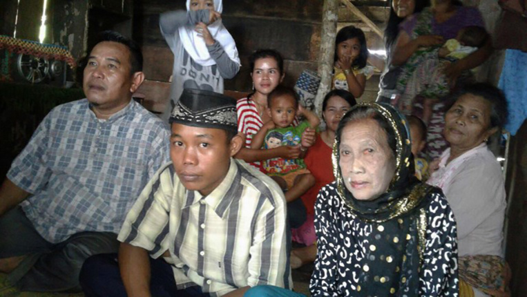 Indonésie: à 15 ans, il épouse une femme de 73 ans