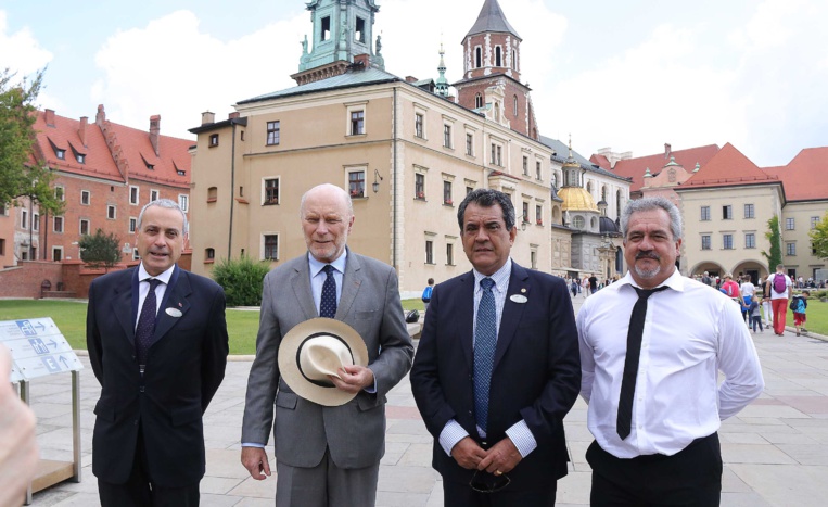 Visite du chateau de Wavel, dans le centre historique de Cracovie inscrit au patrimoine mondial de l'UNESCO, avec le directeur du chateau, Jan Ostrowski (2ème en partant de la gauche). Visite du chateau de Wavel, dans le centre historique de Cracovie inscrit au patrimoine mondial de l'UNESCO, avec le directeur du chateau, Jan Ostrowski (2ème en partant de la gauche).