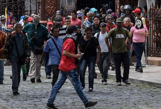 Des partisans du président Maduro pénètrent dans le Parlement vénézuélien (JUAN BARRETO / AFP)