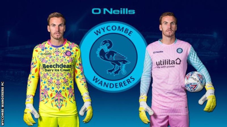 Le nouveau maillot du gardien à domicile (gauche) et à l'extérieur (droite) Le nouveau maillot du gardien à domicile (gauche) et à l'extérieur (droite)