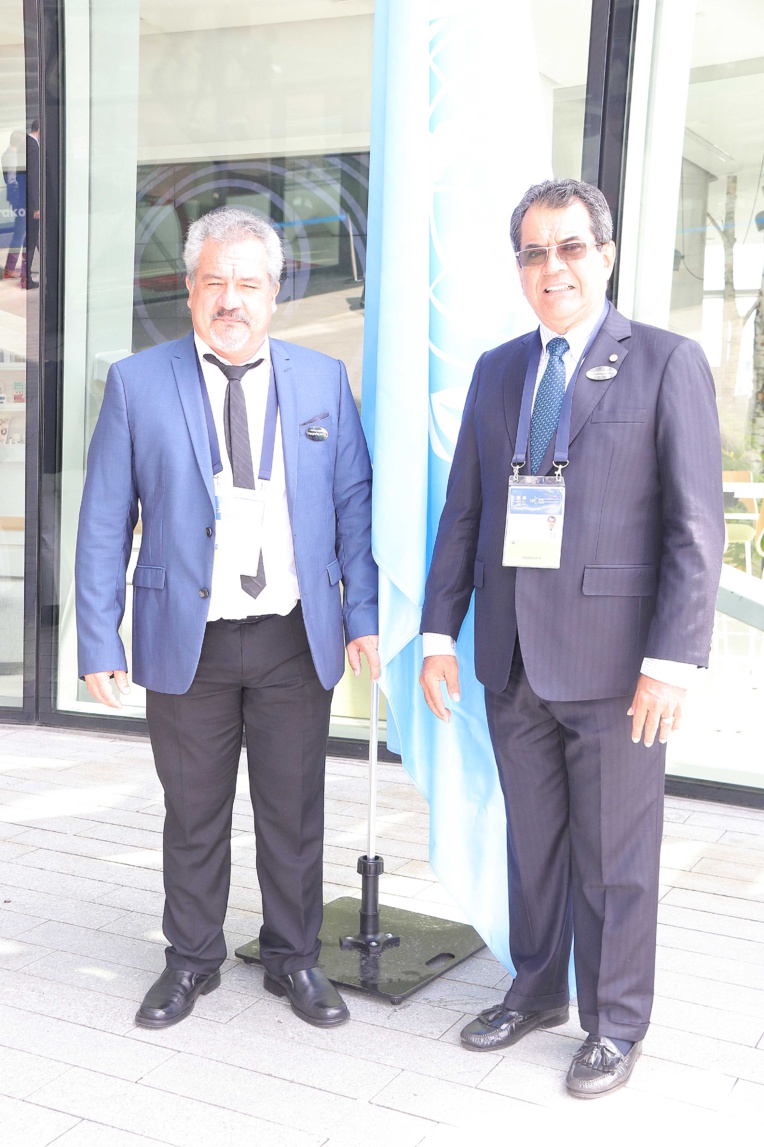 Le ministre de la Culture, Heremoana Maamaatuaiahutapu, et le président de la Polynésie française, Edouard Fritch, au centre de conventions où se déroule la réunion de l'UNESCO.