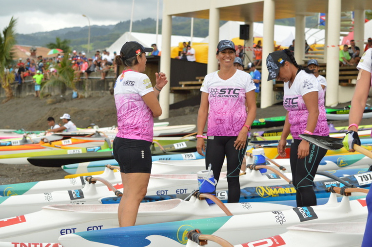 Noelia en compagnie de l'équipe féminine de Rapa Nui, dont elle est le vétéran (photo : Canal Mata o te Rapa Nui)