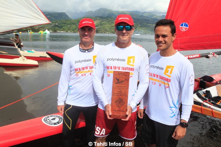 Les gagnants de la catégorie Va'a Holopuni, Manu Iva Les gagnants de la catégorie Va'a Holopuni, Manu Iva