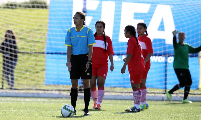 Elle a sifflé deux pénalties lors de la rencontre Fidji-Tonga Crédit photo: OFC via Phototek