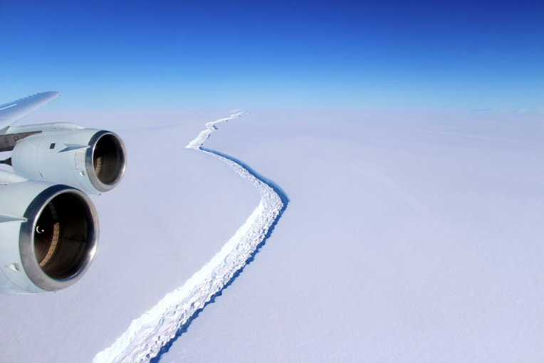 En Antarctique, formation d'un des plus gros icebergs jamais vus
