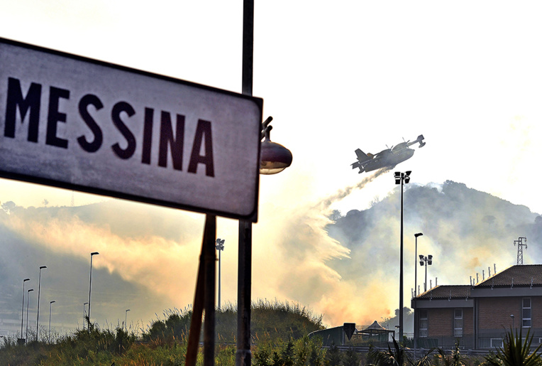 Italie : multiples incendies, le parc national du Vésuve en feu Italie : multiples incendies, le parc national du Vésuve en feu