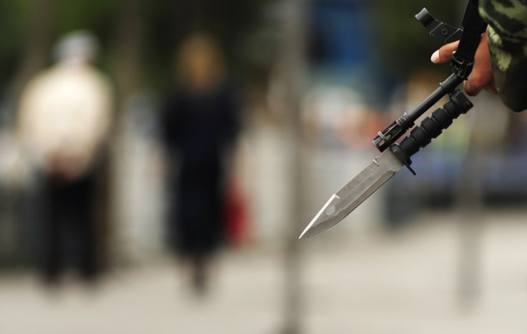 Bosnie: un Néo-Zélandais tente de prendre l'avion avec 24 baïonnettes Bosnie: un Néo-Zélandais tente de prendre l'avion avec 24 baïonnettes