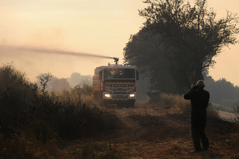 Bouches-du-Rhône : les pompiers toujours mobilisés à Saint-Cannat pour éviter les reprises de feu