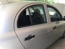 Après avoir échoué à arracher la porte, le voleur a cassé la vitre arrière