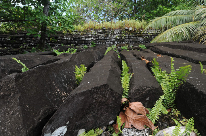 Les orgues basaltiques sont des formations naturelles de la lave refroidie. Les spécialistes estiment que Nan Madol fut abandonnée vers 1680. Exactement à la même époque, la carrière de moai de Rapa Nui, à des milliers de kilomètres de là, était, elle aussi, abandonnée.