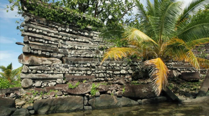 Sur les îles artificielles faites de pierres et de coraux, les anciens habitants ont empilé sans mortier ni ciment des dizaines de milliers de tonnes de basalte pour édifier leur cité « lacustre ».