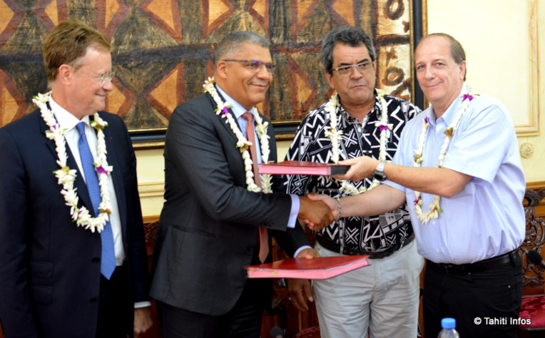 René Bidal (haut-commissaire), Paul Gabla (directeur commercial ASN), Edouard Fritch (Président de la Polynésie) et Jean-François Martin (p-dg de l'OPT) ont tous signé le contrat de 4 milliards de francs pour la construction de Natitua.